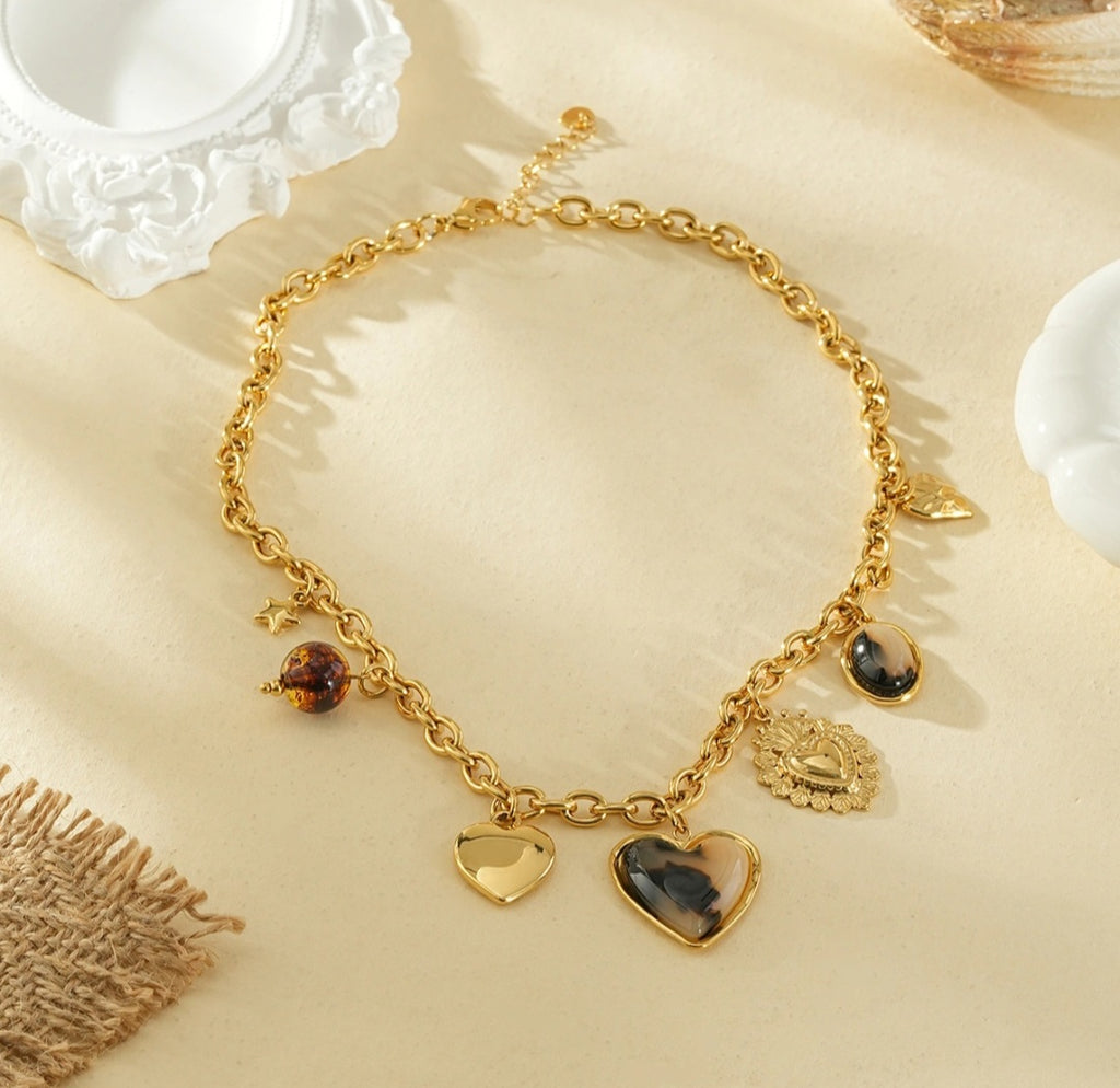 Collier chaîne dorée pendentifs cœurs résine léopard